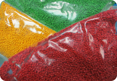 Materiali plastici tecnici in granuli e campioni di produzione