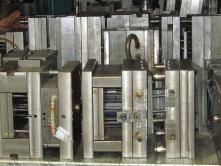 Reparto produttivo MAX PLASTIK con macchinari per lo stampaggio di articoli plastici tecnici